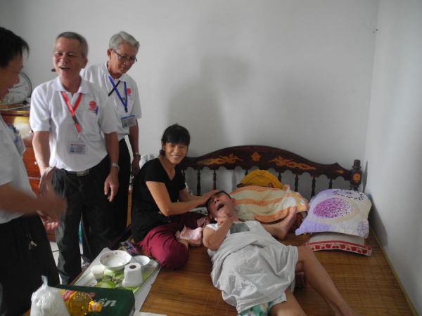 Caritas Nhượng Nghĩa ra mắt cộng đoàn, thăm và tặng quà cho người bại liệt, bại não.