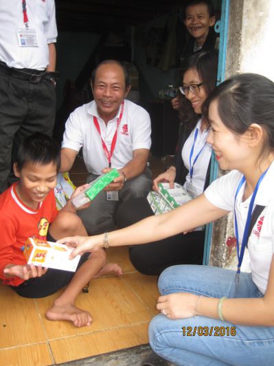 Caritas giáo xứ Ngọc Quang thăm và tặng quà cho người bệnh, bại liệt.  