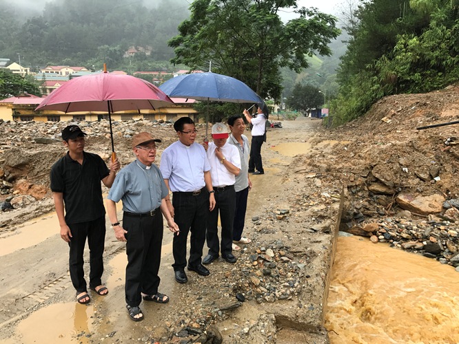 Caritas Việt Nam cứu trợ người dân Mù Cang Chải sau trận lũ quét