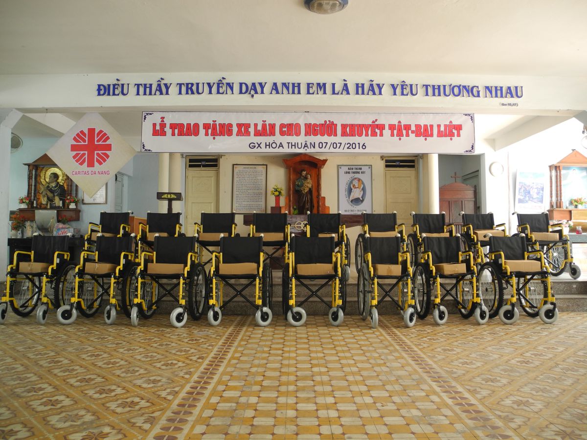Tiếp tục lịch trình trao tặng xe lăn - Nhà thờ giáo xứ Hòa Thuận
