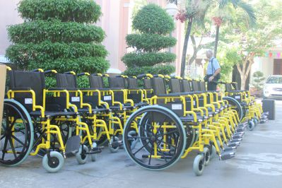 Người bại liệt, khuyết tật vận động có hoàn cảnh khó khăn được trao tặng xe lăn.