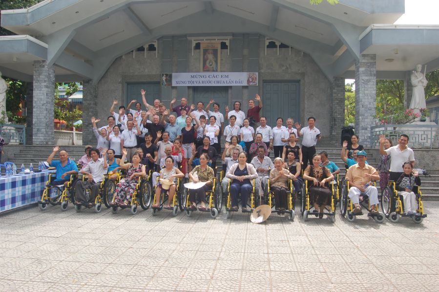 Văn phòng Caritas Việt Nam tổ chức trao tặng xe lăn tại các giáo xứ Thanh Đức, Nhượng Nghĩa, Cồn Dầu và Hội An.