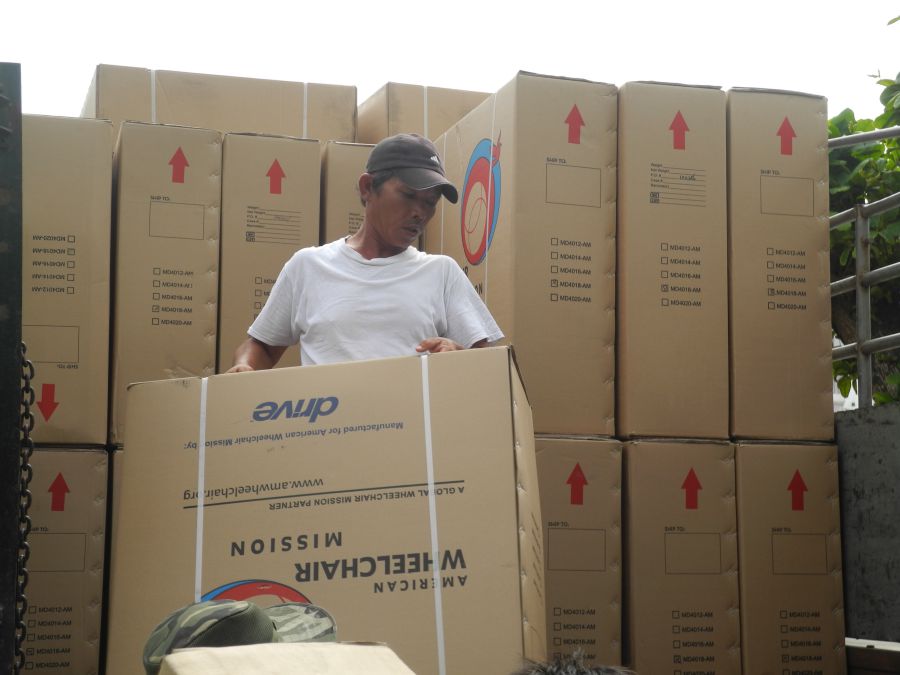 Thay mặt giáo tỉnh Huế, Văn phòng Caritas Đà Nẵng tiếp nhận 280 xe lăn do tổ chức American Wheelchair Mission trao tặng. 